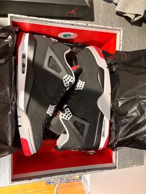Mens Jordan 4 breds 2019 New never worn, damaged box